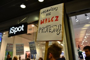 Protest przed iSpotem w Starym Browarze w Poznaniu